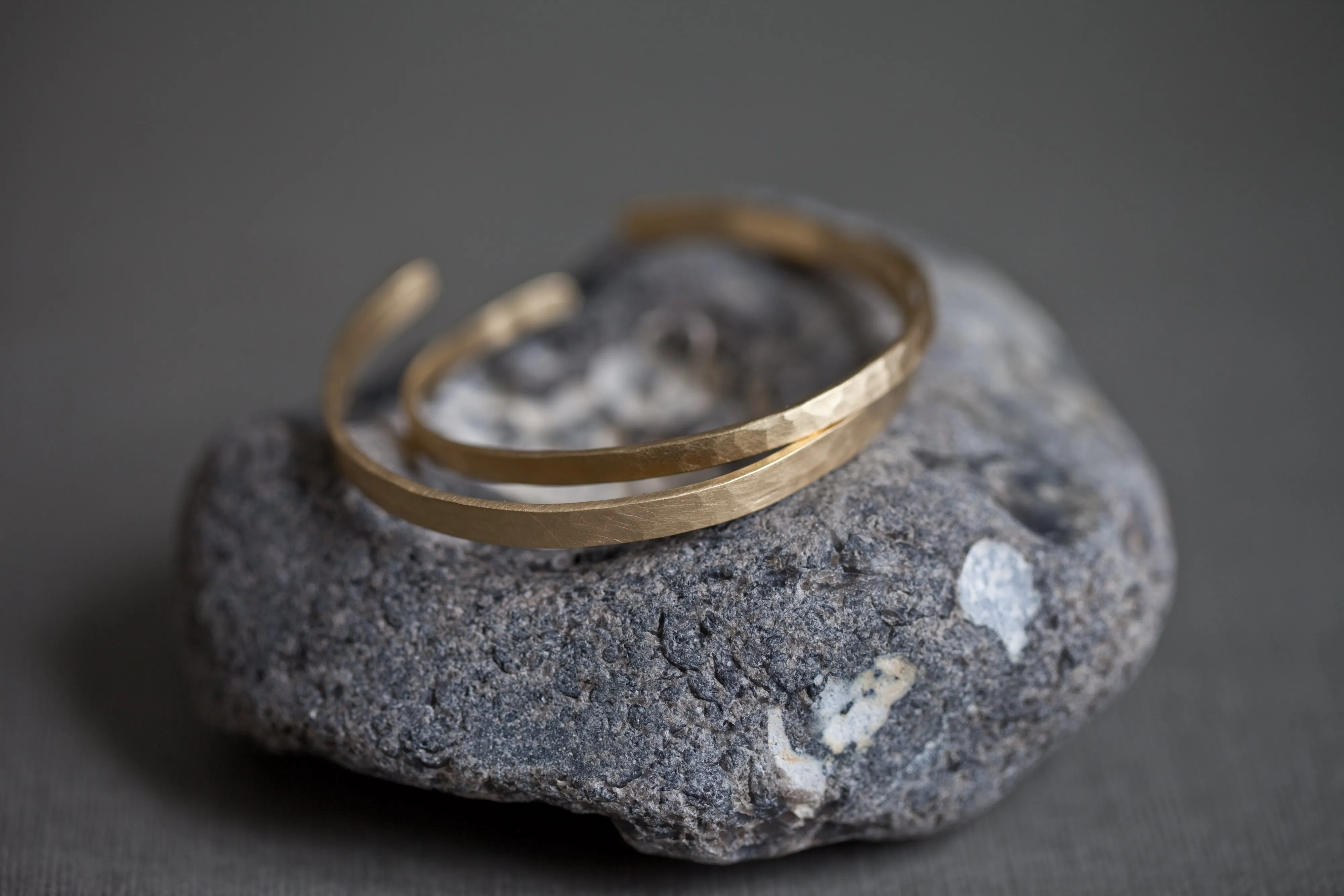 Hammered gold-plated Bangle